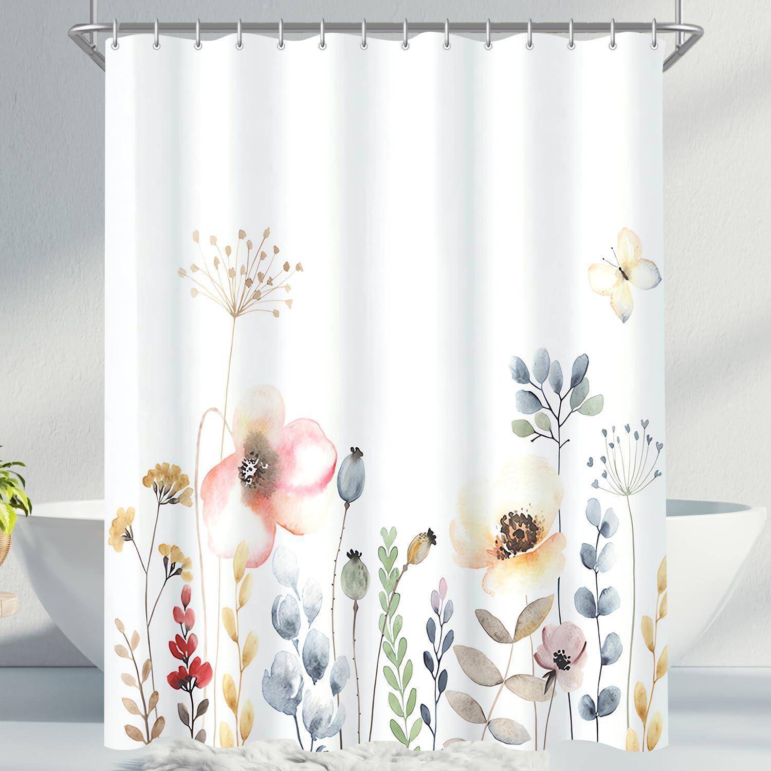 Duschvorhang mit einem floralen Muster, das Aquarell-Blumen und Blätter in weichen Pastellfarben auf weißem Hintergrund zeigt.
