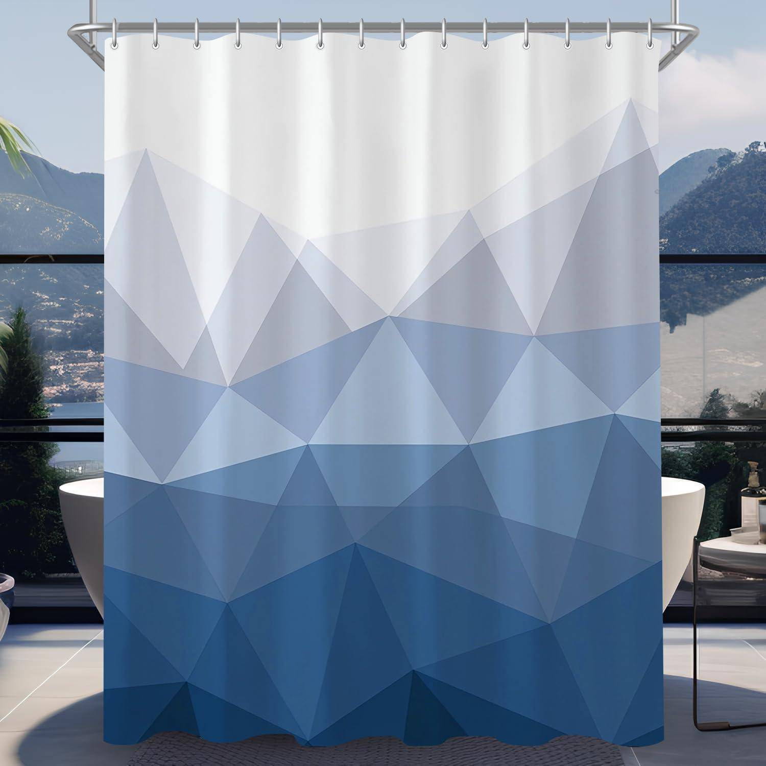 Blau-weiß gemusterter geometrischer Duschvorhang in einem modernen Badezimmer mit malerischem Bergblick durch große Fenster.