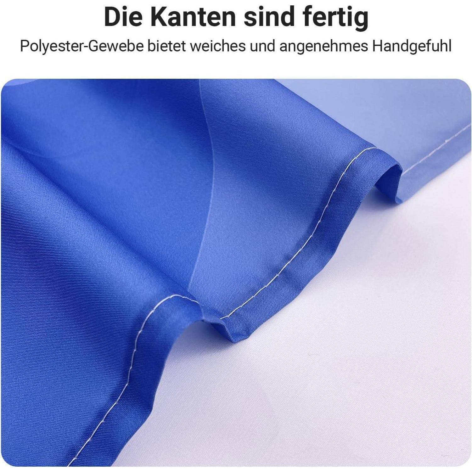Die Kanten sind fertig. Polyester-Gewebe bietet weiches und angenehmes Handgefühl. Detailaufnahme der fertigen blauen Stoffkanten mit feiner Nahtzugabe.
