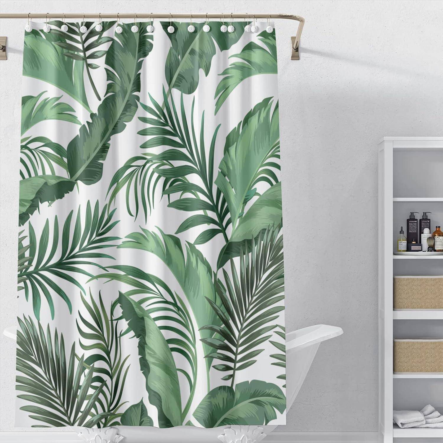 Duschvorhang mit grünen tropischen Blattmustern hängt in einem Badezimmer neben einer Badewanne und Regalen mit Badprodukten.