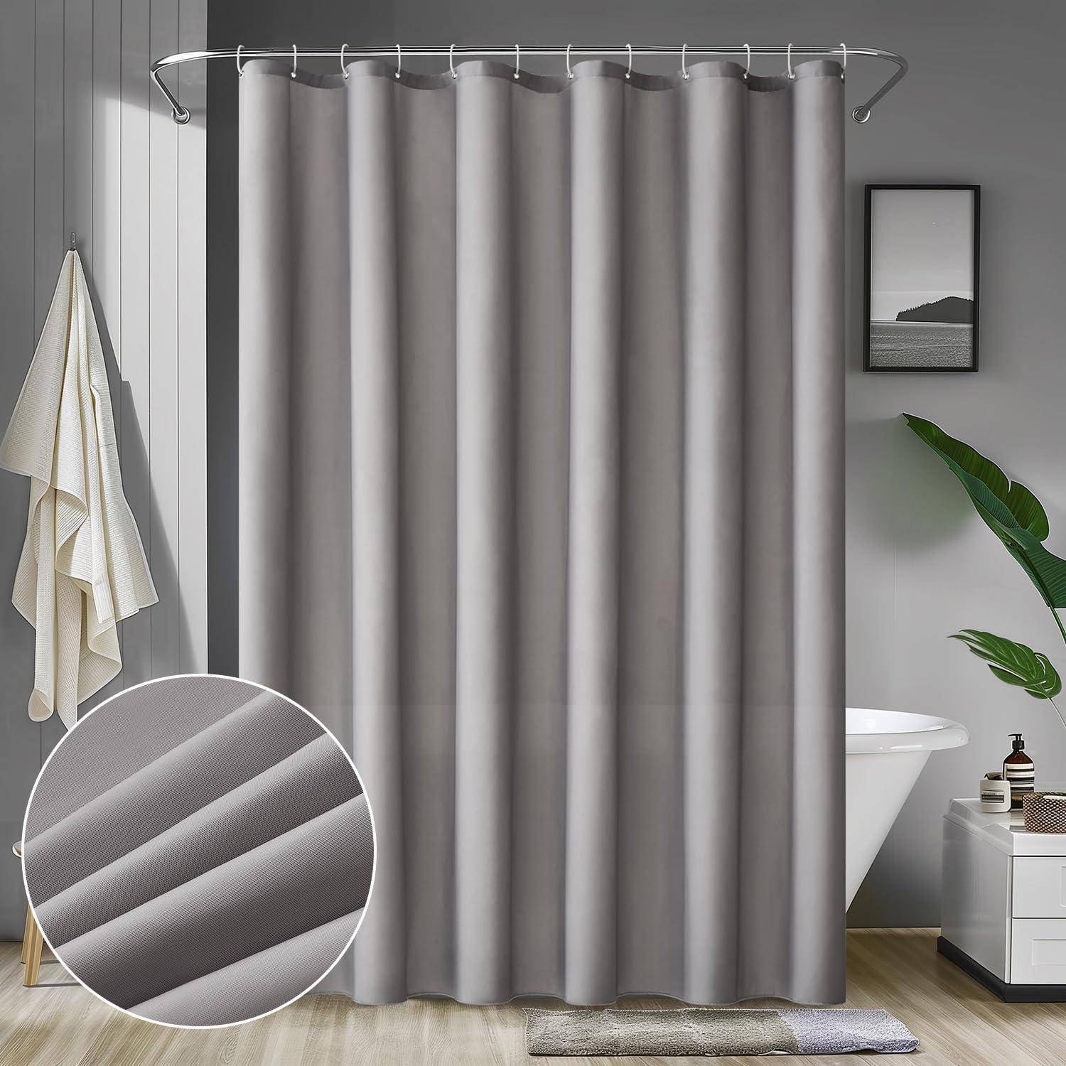 Grauer Duschvorhang hängt in einem modernen Badezimmer mit weißer Badewanne, gerahmtem Bild und grüner Pflanze. Einschub zeigt Gewebestruktur-Detail.