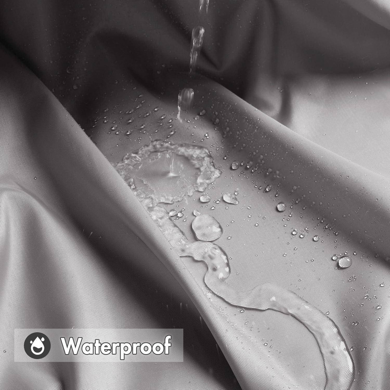 Wassertropfen auf Stoff veranschaulichen seine wasserabweisende Eigenschaft. Ein 'Wasserdicht'-Etikett mit einem Regenschirm-Symbol befindet sich in der unteren linken Ecke.