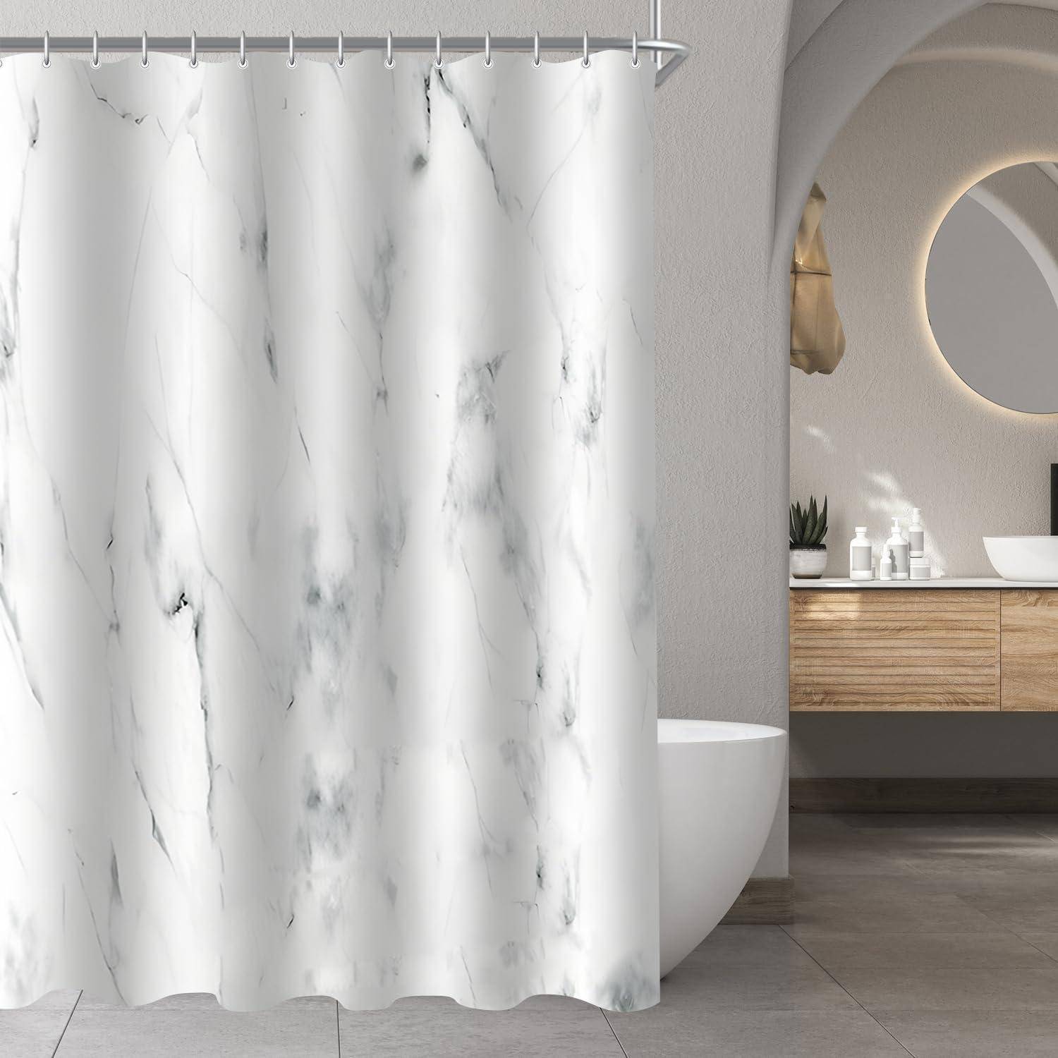Ein Badezimmer mit einer weißen, marmorgemusterten Duschvorhang, einer geschwungenen weißen Badewanne, einem runden Spiegel und einem Waschbeckenunterschrank aus Holz unter warmem Licht.