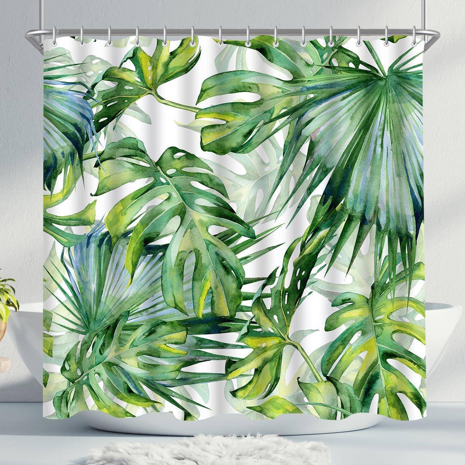 Ein Duschvorhang mit einem lebhaften grünen Muster aus Monstera- und Palmblättern, der dem Badezimmerdekor ein tropisches Flair verleiht.