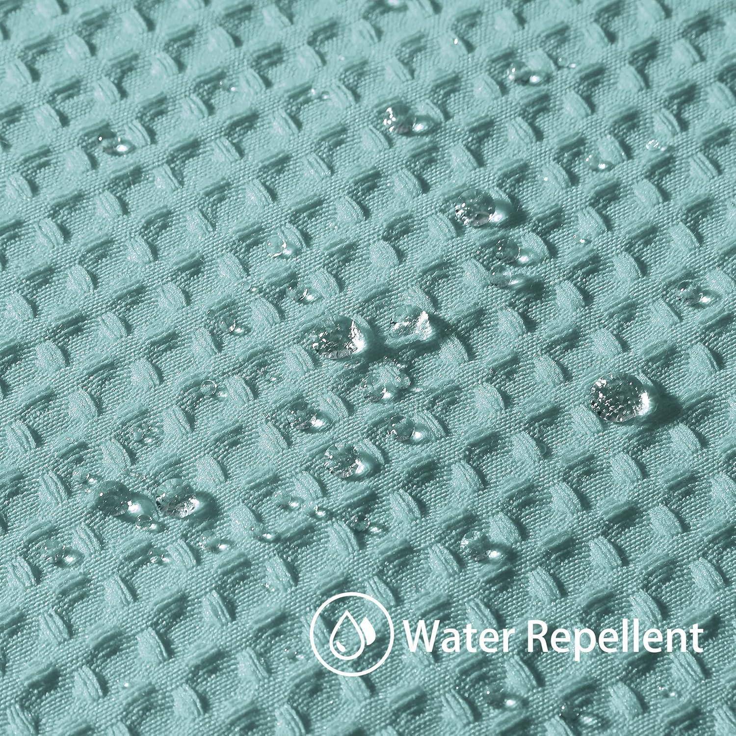 Wassertropfen auf einer strukturierten TextilOberfläche mit der Beschriftung 