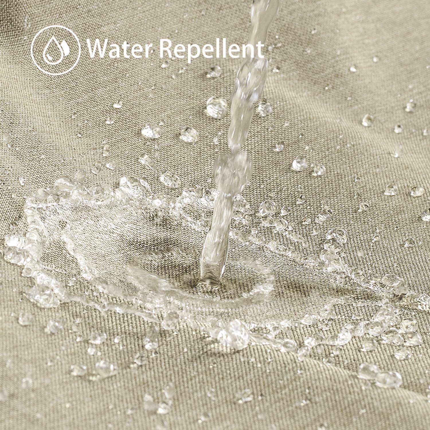 Wassertropfen spritzen auf eine Stoffoberfläche und zeigen wasserabweisende Eigenschaften. Text liest sich ‚Wasserabweisend' mit einem Wassertropfen-Symbol.