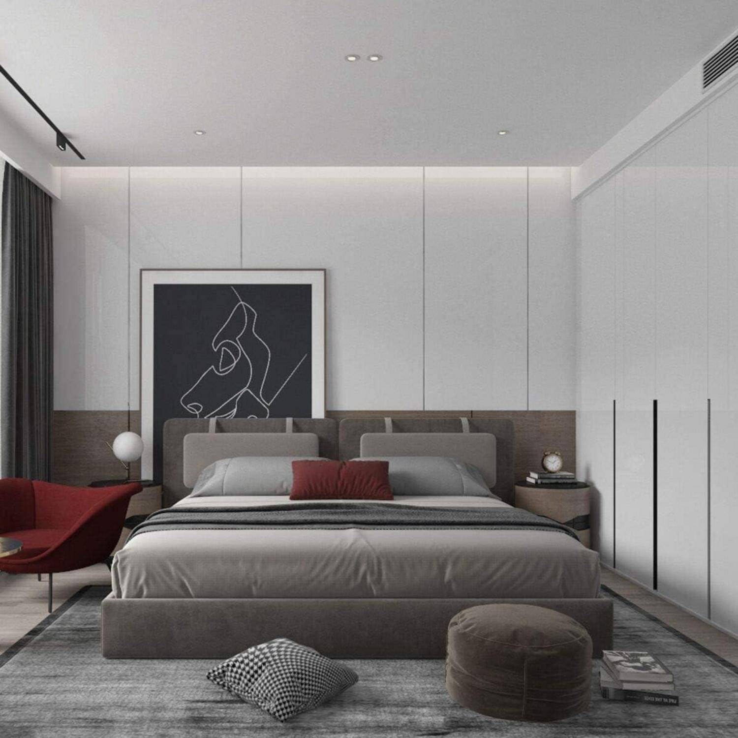Ein modernes Schlafzimmer mit einem großen Bett, das mit grau-roter Bettwäsche ausgestattet ist, flankiert von Nachttischen, einem roten Stuhl, abstrakter Wandkunst und ambientem Licht.