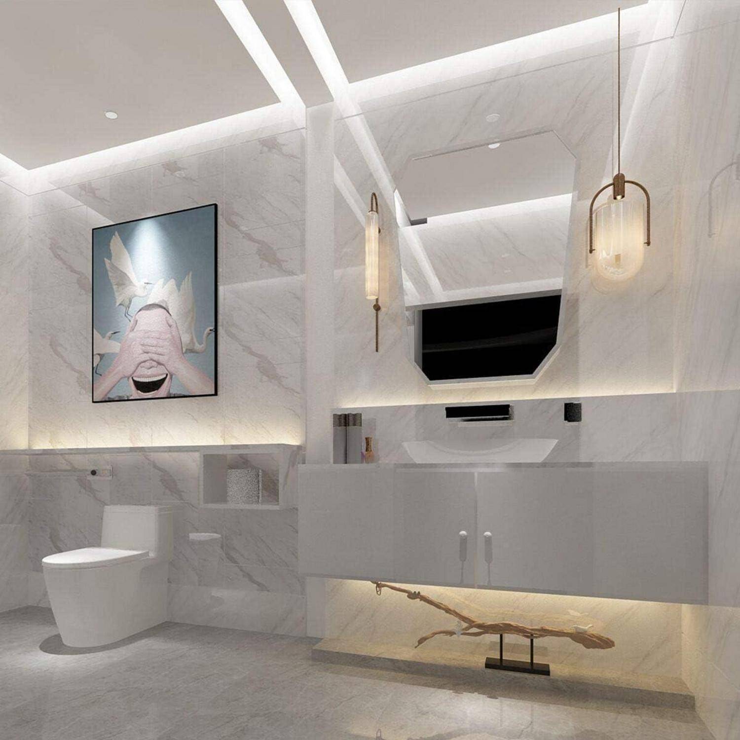 Modernes Badezimmer mit Marmor-Wänden und -Böden, ausgestattet mit einem wandmontiertem Waschtisch, beleuchtetem Spiegel, Kunstwerk und Pendelleuchten.