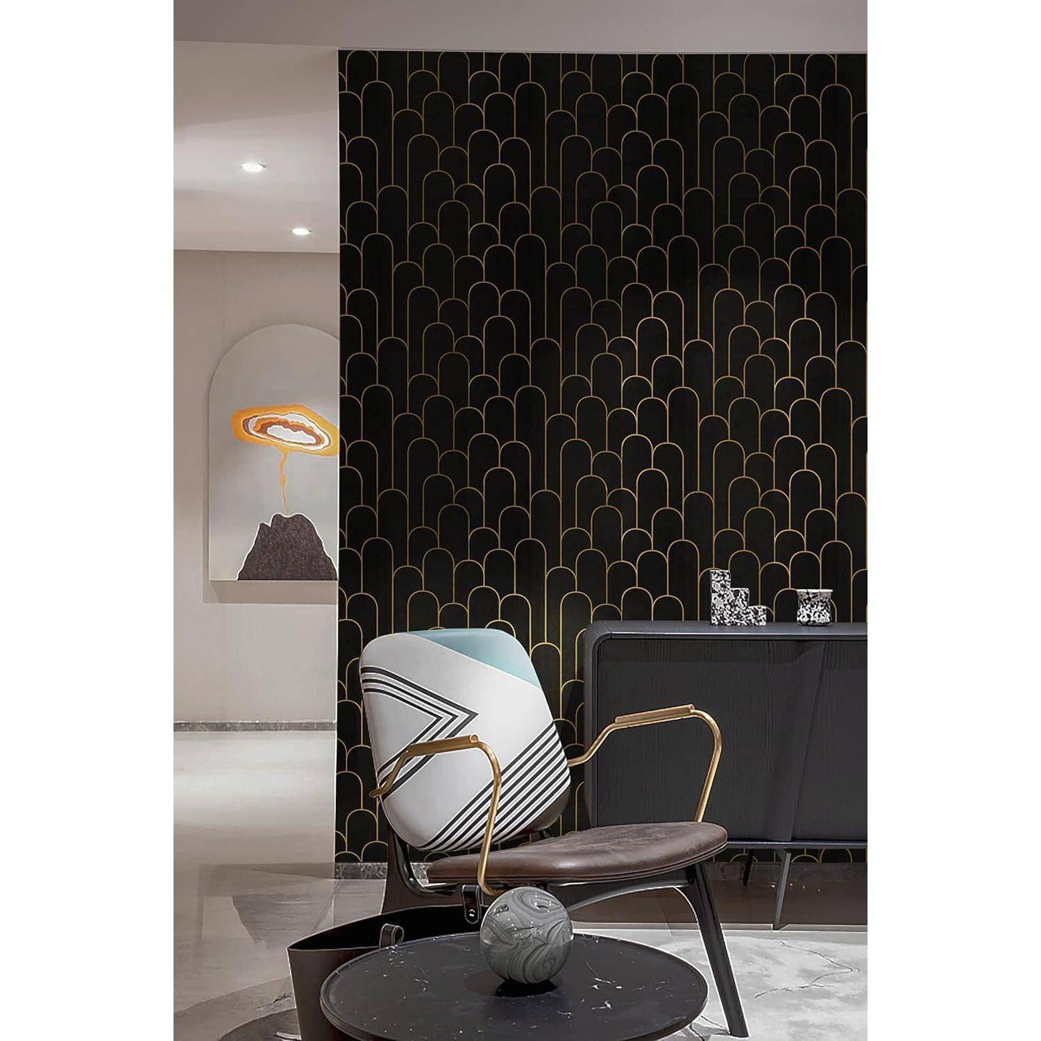 Ein moderner Wohnraum mit einer dunklen Dekowand, geometrischen Stühlen und einem zentralen Tisch, mit einem minimalistischen Kunstwerk im Hintergrund.