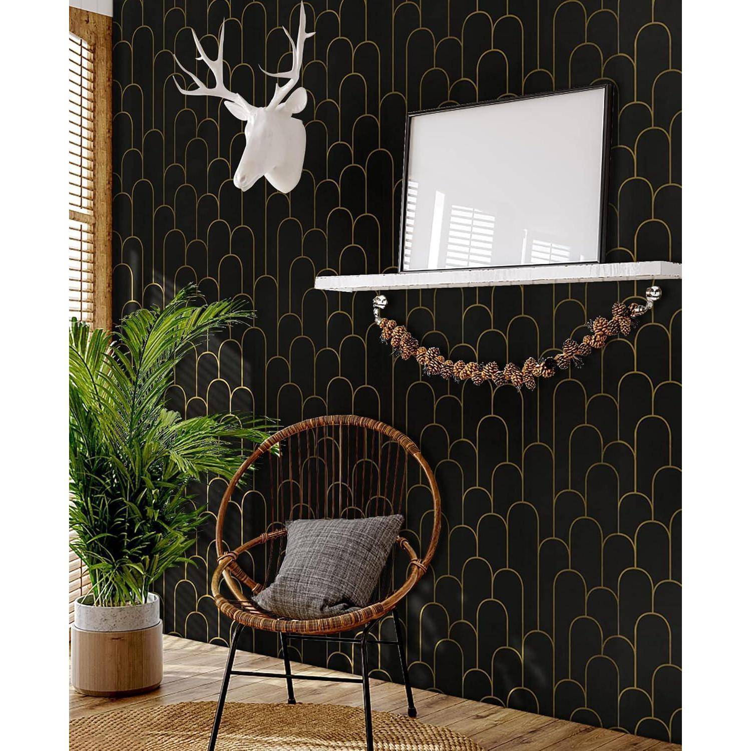 Eine moderne Innenwand mit schwarz-goldgemusterter Tapete, einer weißen Hirschkopfskulptur, einem Spiegel, einer Pflanze, einem Stuhl und einer Girlande.