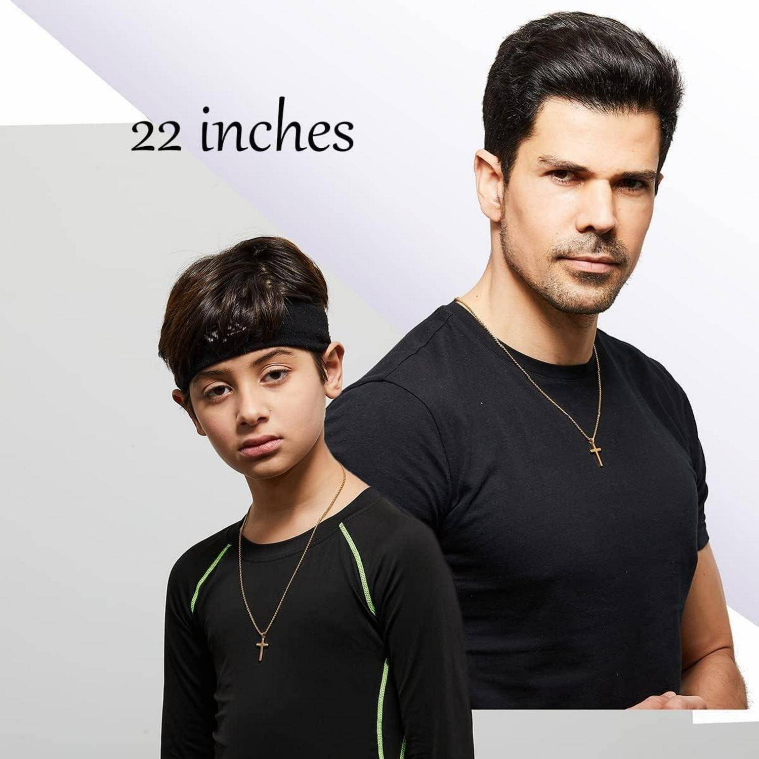 Ein Mann und ein kleiner Junge, beide in schwarzen Outfits und mit Kreuzketten, sind positioniert, wobei der Text '22 Zoll' über ihnen deren Größenunterschied anzeigt.