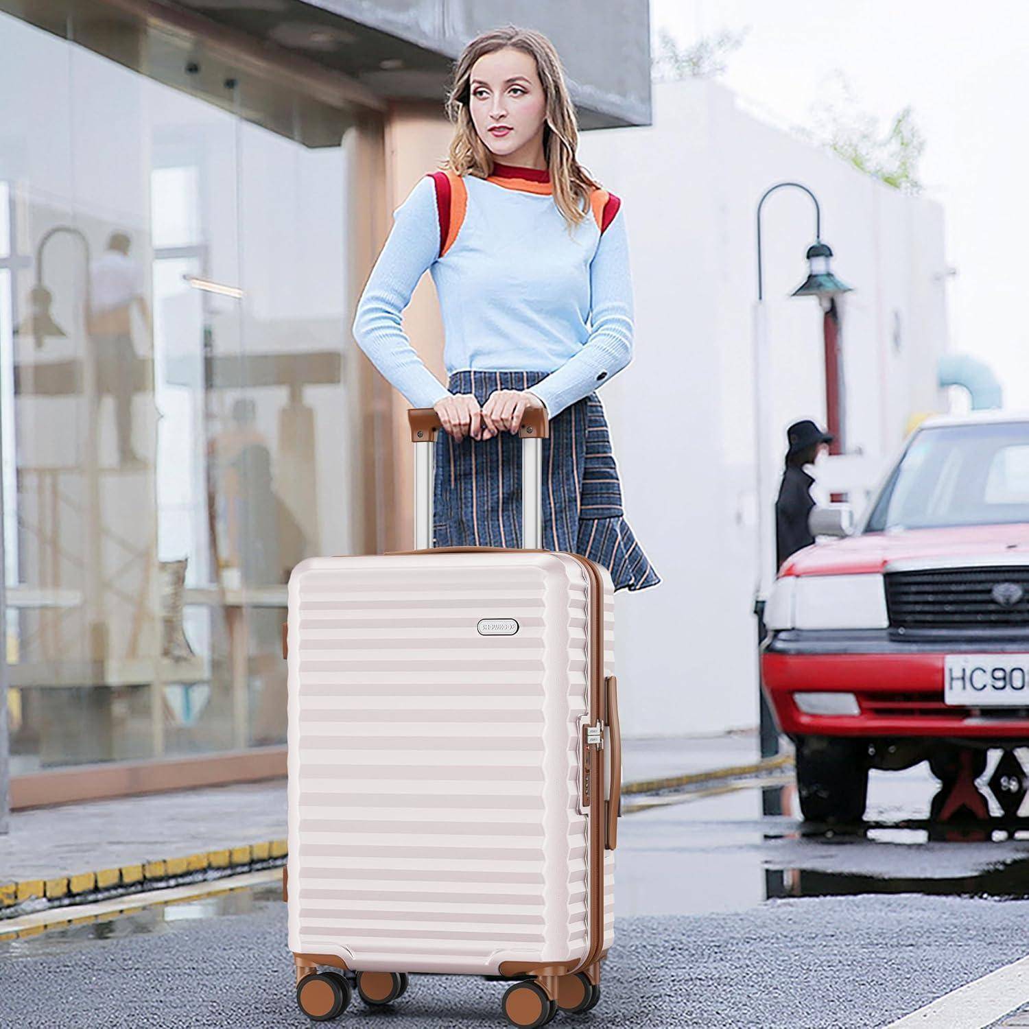 Eine Person in einem stilvollen Outfit steht neben einem großen, beigen Rollkoffer, in einer urbanen Umgebung mit einem Auto und einem Gebäude im Hintergrund.