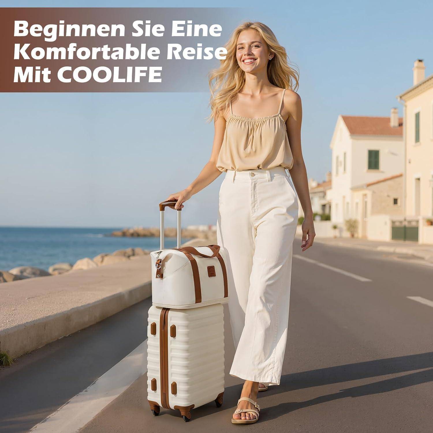 Eine Frau steht lächelnd an einer Küstenstraße und hält einen Koffer. Der Text lautet 