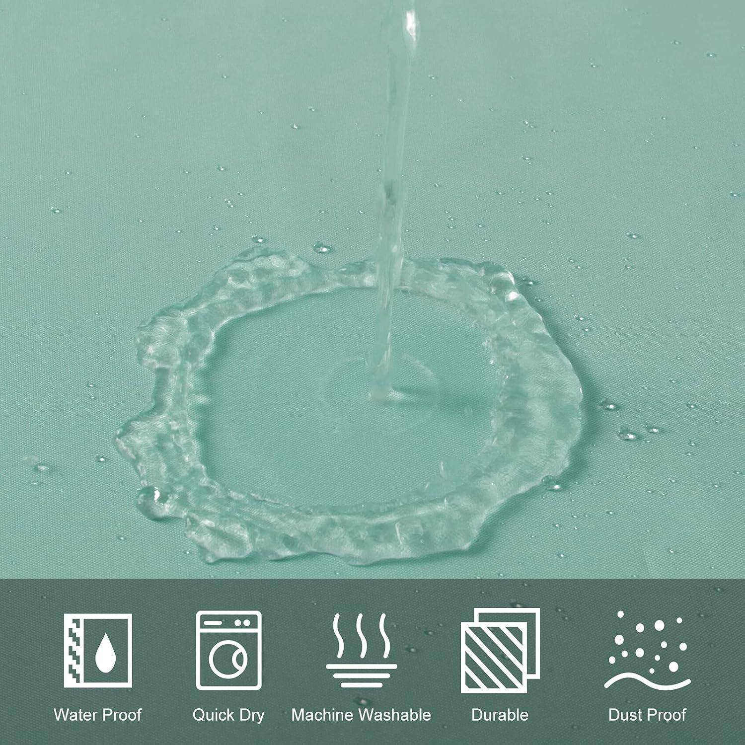 Wasser spritzt auf eine Stoffoberfläche und zeigt Wasserresistenz. Icons unten zeigen 'Wasserdicht', 'Schnell trocknend', 'Maschinenwäschetauglich', 'Strapazierfähig', 'Staubdicht'.