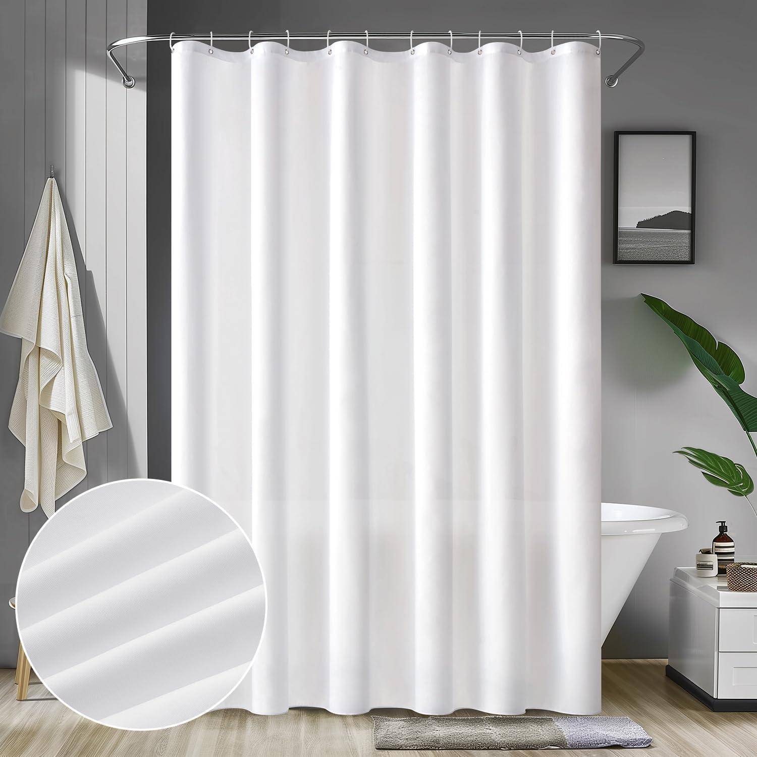 Duschszene mit einem weißen Vorhang und einer Badewanne. Handtücher hängen an der Wand, und eine Pflanze steht in der Nähe, was eine saubere, moderne Badezimmeratmosphäre schafft.