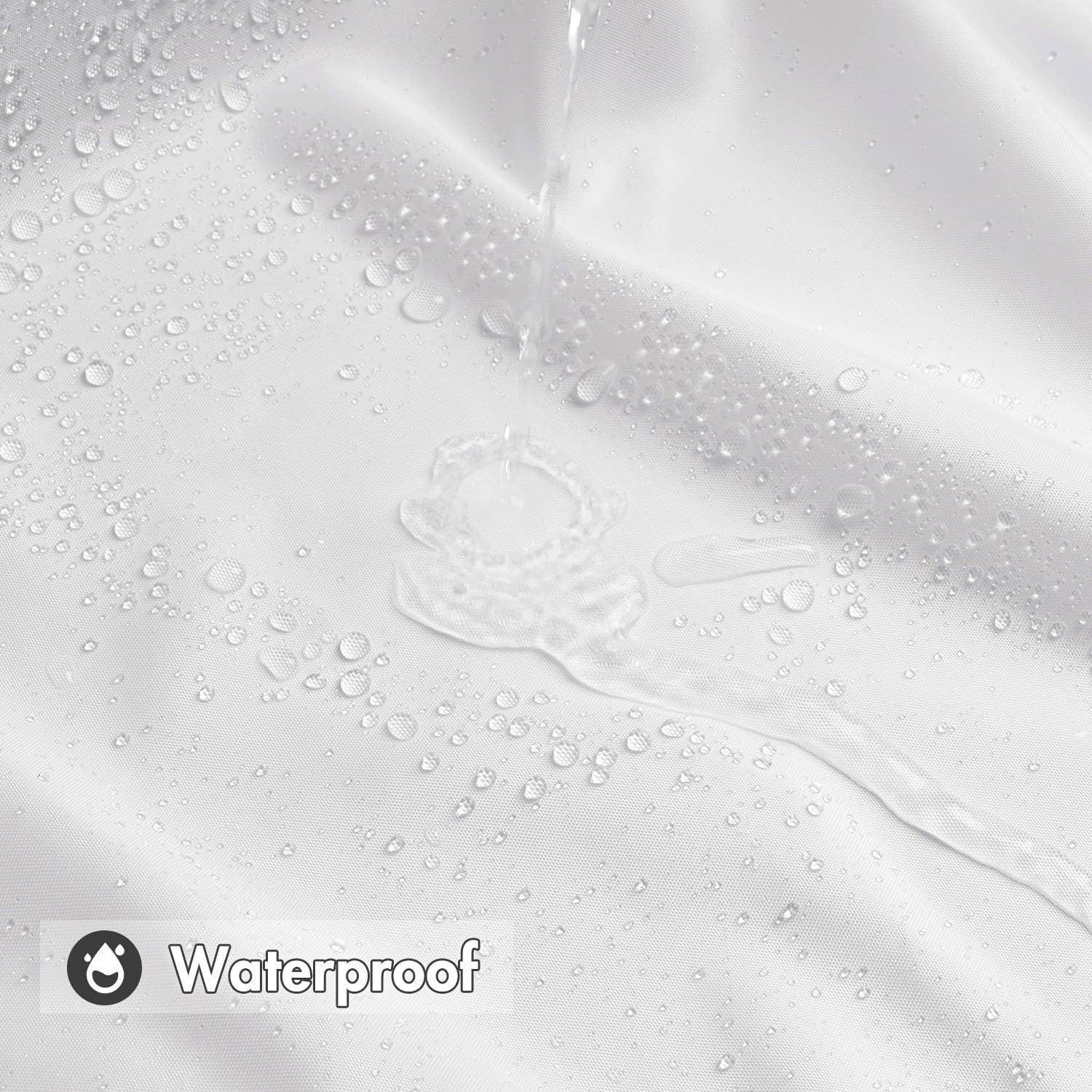 Wassertropfen bilden sich auf einer weißen Stoffoberfläche, während Wasser darauf gegossen wird, und zeigen dessen wasserabweisende Eigenschaft. Beschriftung lautet 