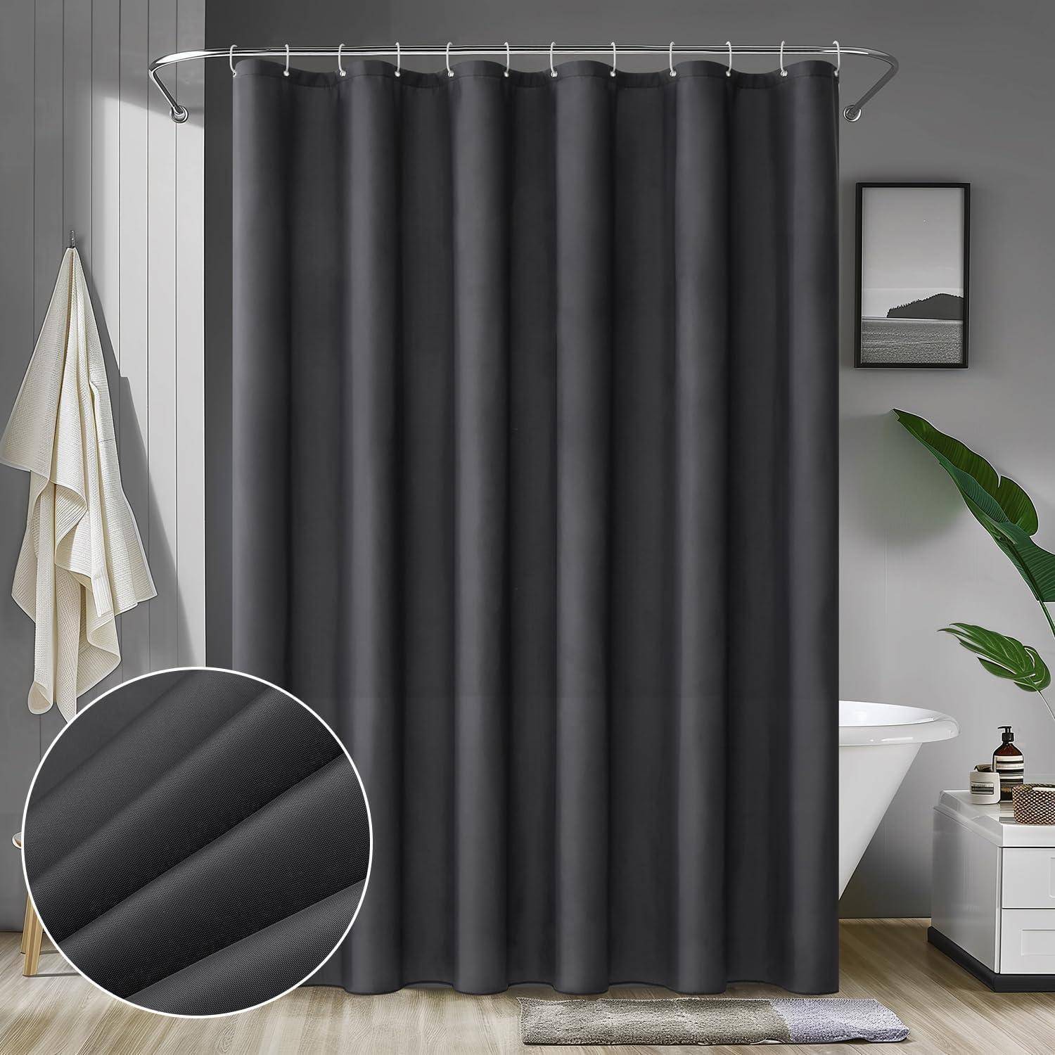 Ein dunkelgrauer Duschvorhang hängt in einem Badezimmer, mit weißen Handtüchern auf der linken Seite und einer teilweise sichtbaren Badewanne auf der rechten Seite.