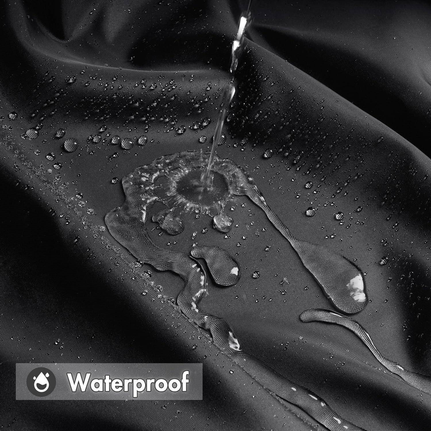 Wasser, das auf schwarzen Stoff gegossen wird und dabei Wasserbeständigkeit zeigt; mit einem 'Wasserdicht'-Symbol und Text in der Ecke gekennzeichnet.
