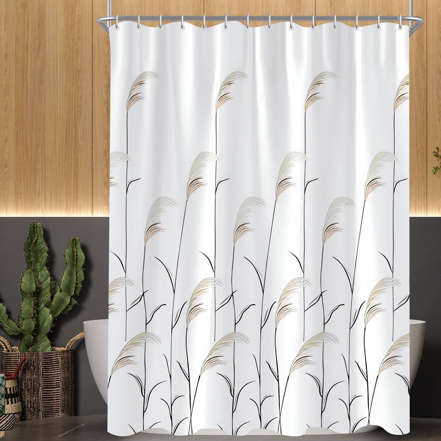 Ein Badezimmer mit modernem Design, das einen weißen Duschvorhang mit minimalistischem Grasmuster, eine weiße Badewanne und einen Topfkaktus umfasst.