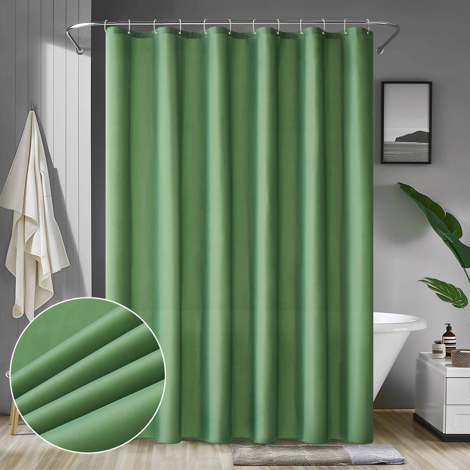 Ein grüner Duschvorhang hängt in einem Badezimmer mit grauen Fliesen, ein Handtuch links, Pflanzen rechts und ein gerahmtes Bild über der Badewanne.