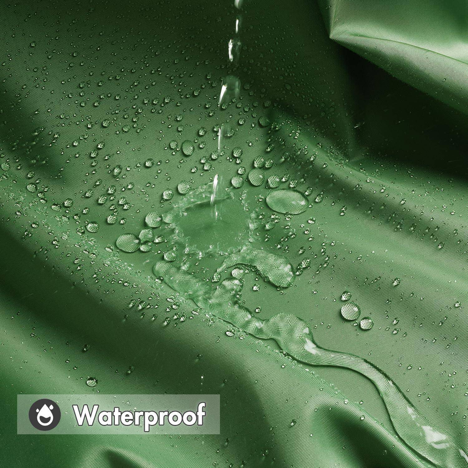 Wasser, das auf grünem Stoff mit der Aufschrift ‚Wasserdicht' und einem Wassertropfen-Symbol spritzt und so die wasserabweisenden Eigenschaften des Materials demonstriert.