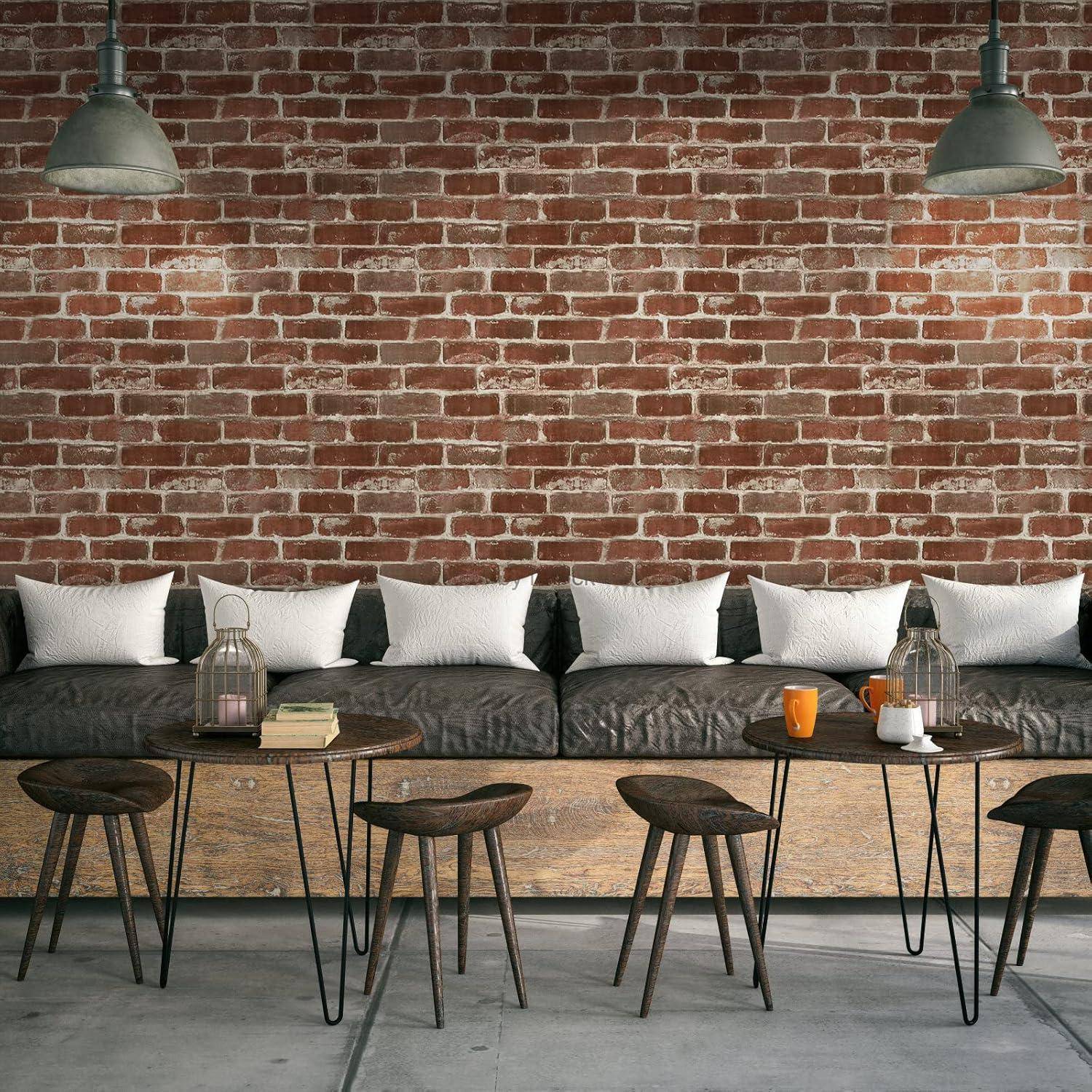 Ein gemütliches Café-Interieur mit Ziegelwänden, Pendelleuchten und einer Reihe von Barhockern an der Theke. Kissen sind an der Wand platziert.