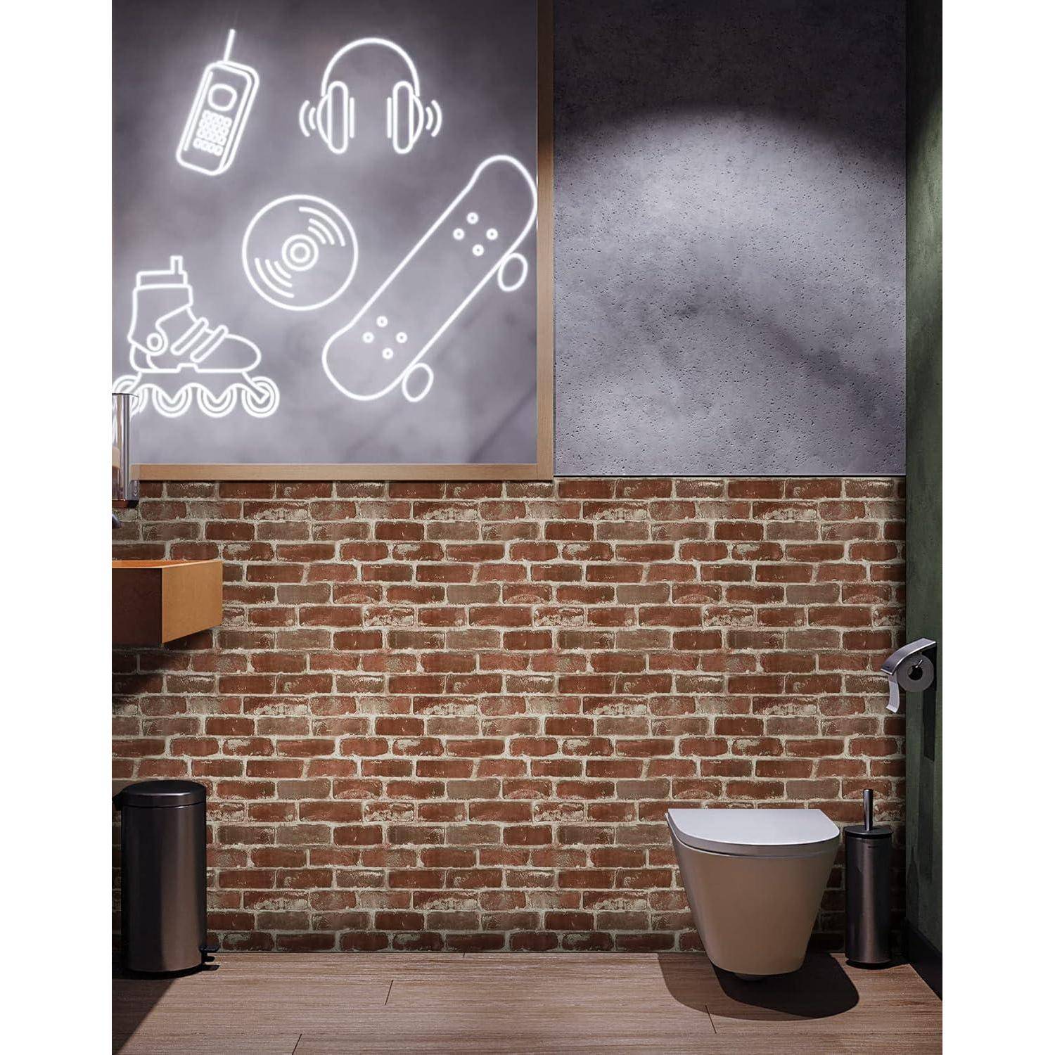 Ein modernes Badezimmer mit Ziegelwänden und einer eleganten Toilette. Darüber befindet sich ein beleuchtetes Schild, das Symbole zeigt: ein Telefon, Kopfhörer, eine CD, Rollerblades und ein Skateboard.