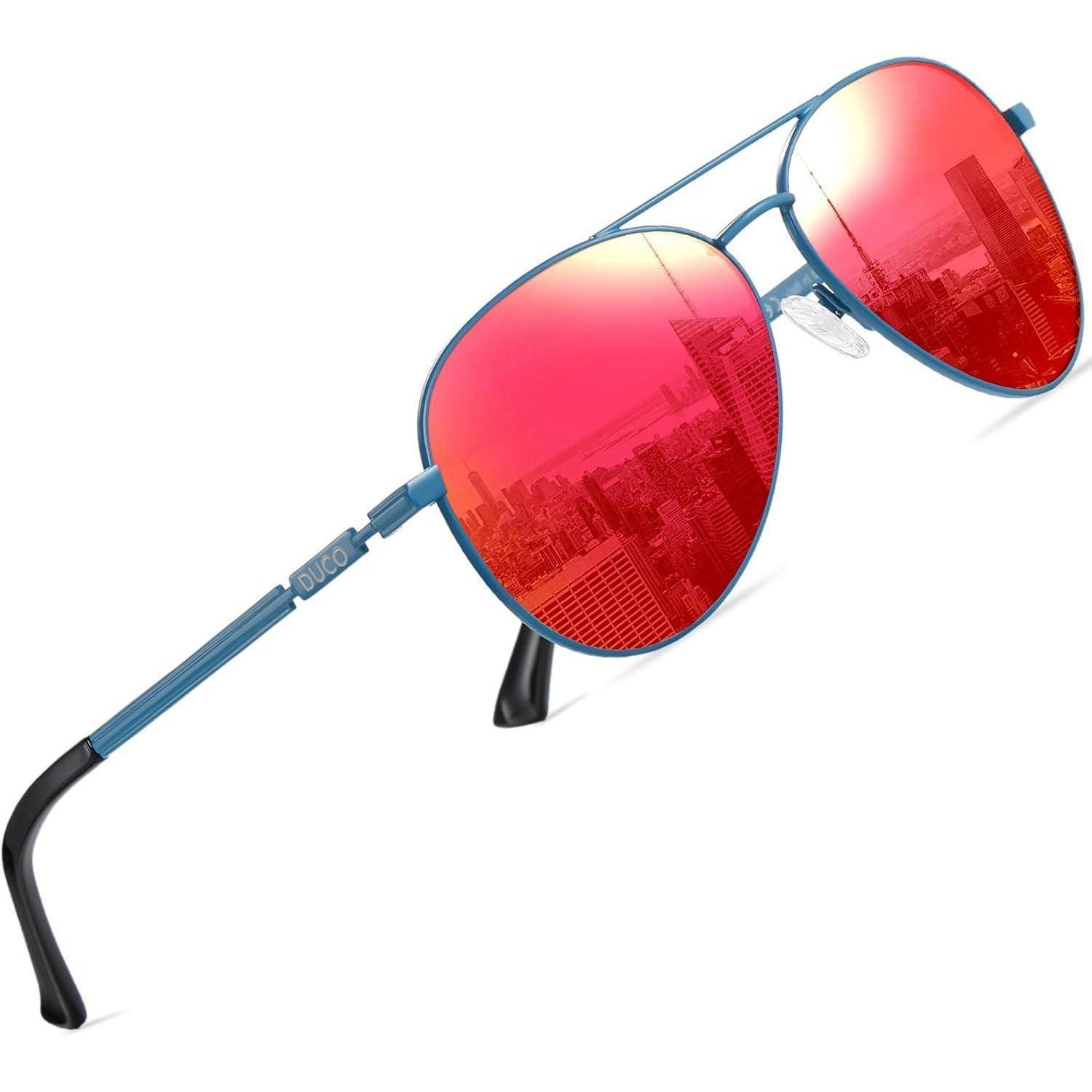 Eine Sonnenbrille mit blauem Rahmen und roten Gläsern reflektiert eine Stadtsilhouette mit hohen Gebäuden und vermittelt einen stylischen urbanen Look.