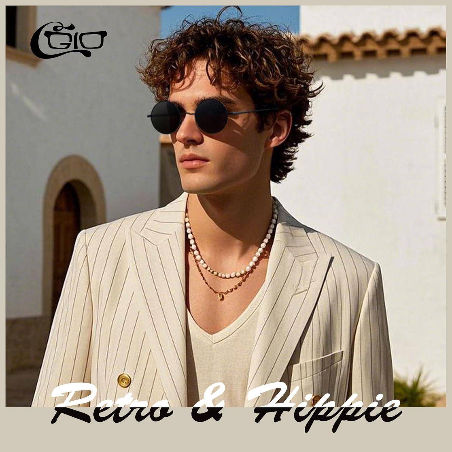 Eine junge Person mit Sonnenbrille, gekleidet in einen Nadelstreifenanzug und Halsketten, steht im Freien mit mediterraner Architektur im Hintergrund. Der Text 'Retro & Hippie' befindet sich am unteren Rand.