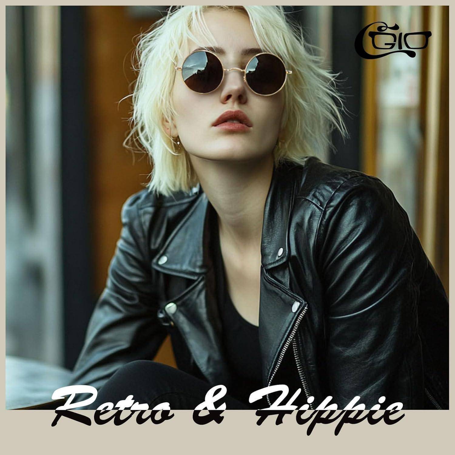 Eine Person mit hellblonden Haaren und Sonnenbrille trägt eine schwarze Lederjacke und sitzt in einer entspannten Pose. Text lautet 'Retro & Hippie'.