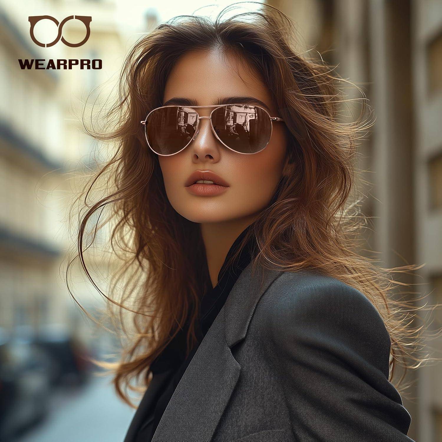 Eine Frau mit stilvollen Sonnenbrille und Blazer steht im Freien und strahlt Selbstbewusstsein und modische Eleganz aus. Ein 'WEARPRO' Logo befindet sich in der Ecke.