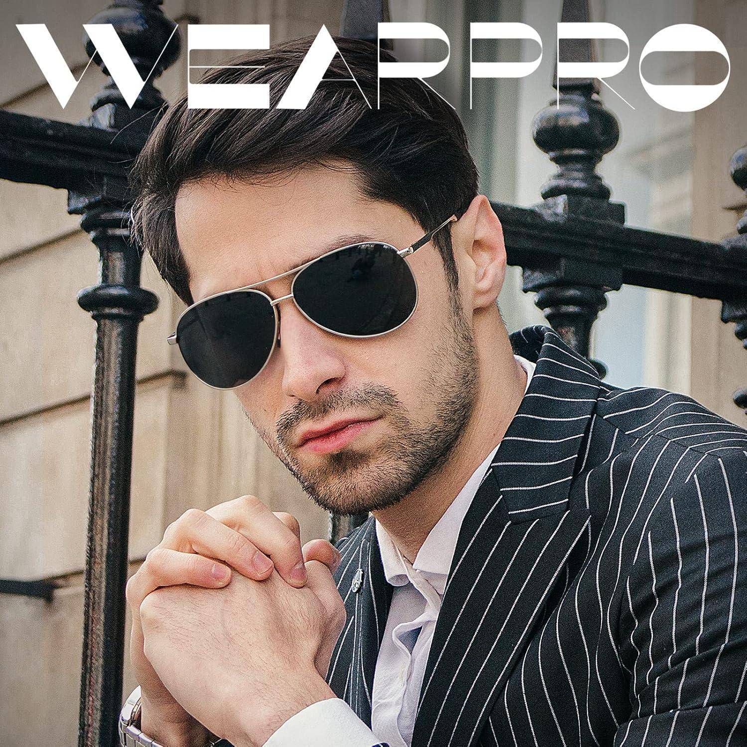 Eine Person in einem gestreiften Anzug und Sonnenbrille posiert nachdenklich mit gefalteten Händen vor einem Gebäude. Das Wort 'WEAPPO' ist darüber angezeigt.