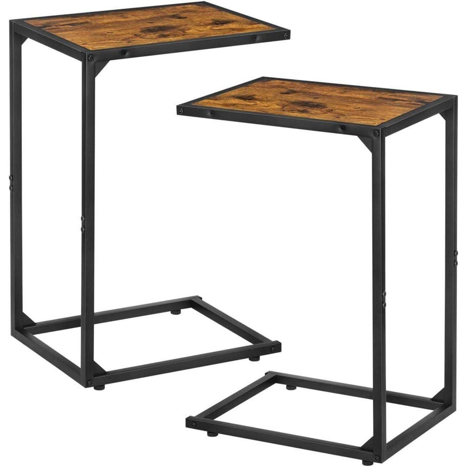 Zwei moderne C-förmige Beistelltische mit rustikalen braunen Platten und schwarzen Metallgestellen, konzipiert zum Platzieren über Sofas oder Betten.