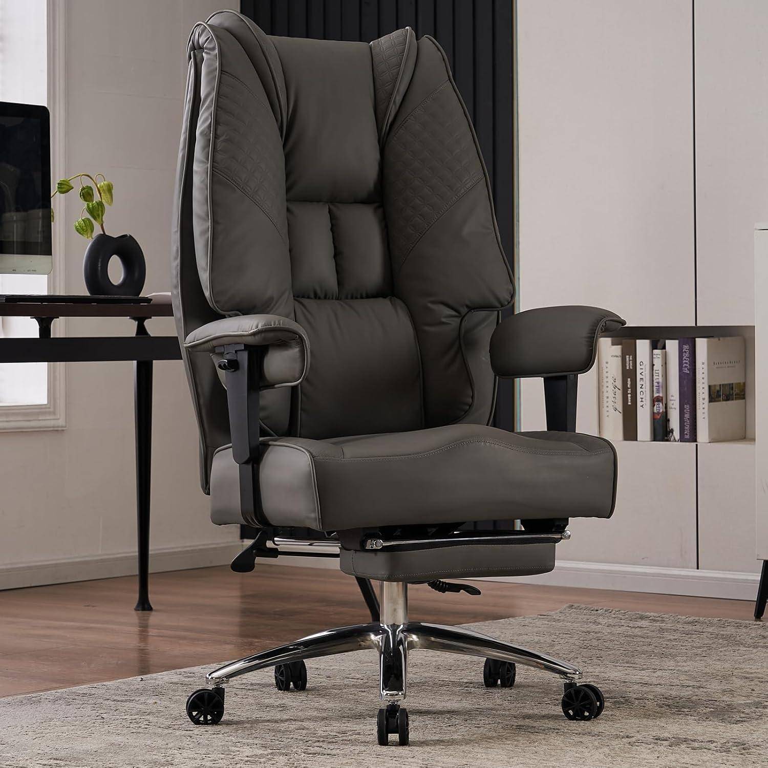 Ein schwarzer ergonomischer Bürostuhl mit gepolsterten Armlehnen und hoher Rückenlehne steht in einem modernen Büroambiente mit einem Bücherregal und einem Schreibtisch.