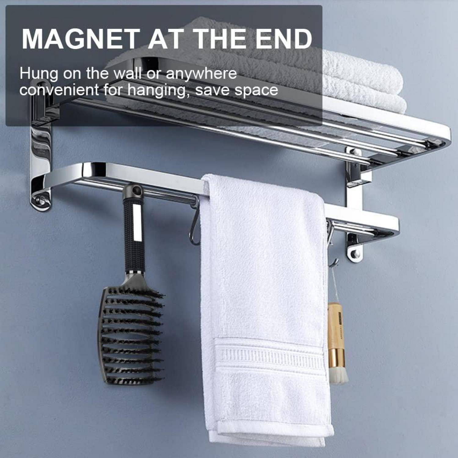 Handtuchhalter mit Regalen und Haken, auf denen gefaltete Handtücher und eine Haarbürste liegen. Text lautet: Magnet am Ende. Sparen Sie Platz, indem Sie ihn überall aufhängen.