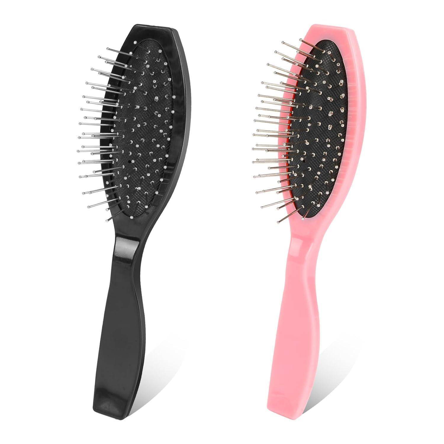 Zwei HaarBürsten, eine schwarz und eine rosa, mit metallischen Borsten und ergonomischen Griffen, nebeneinander auf einem weißen Hintergrund.