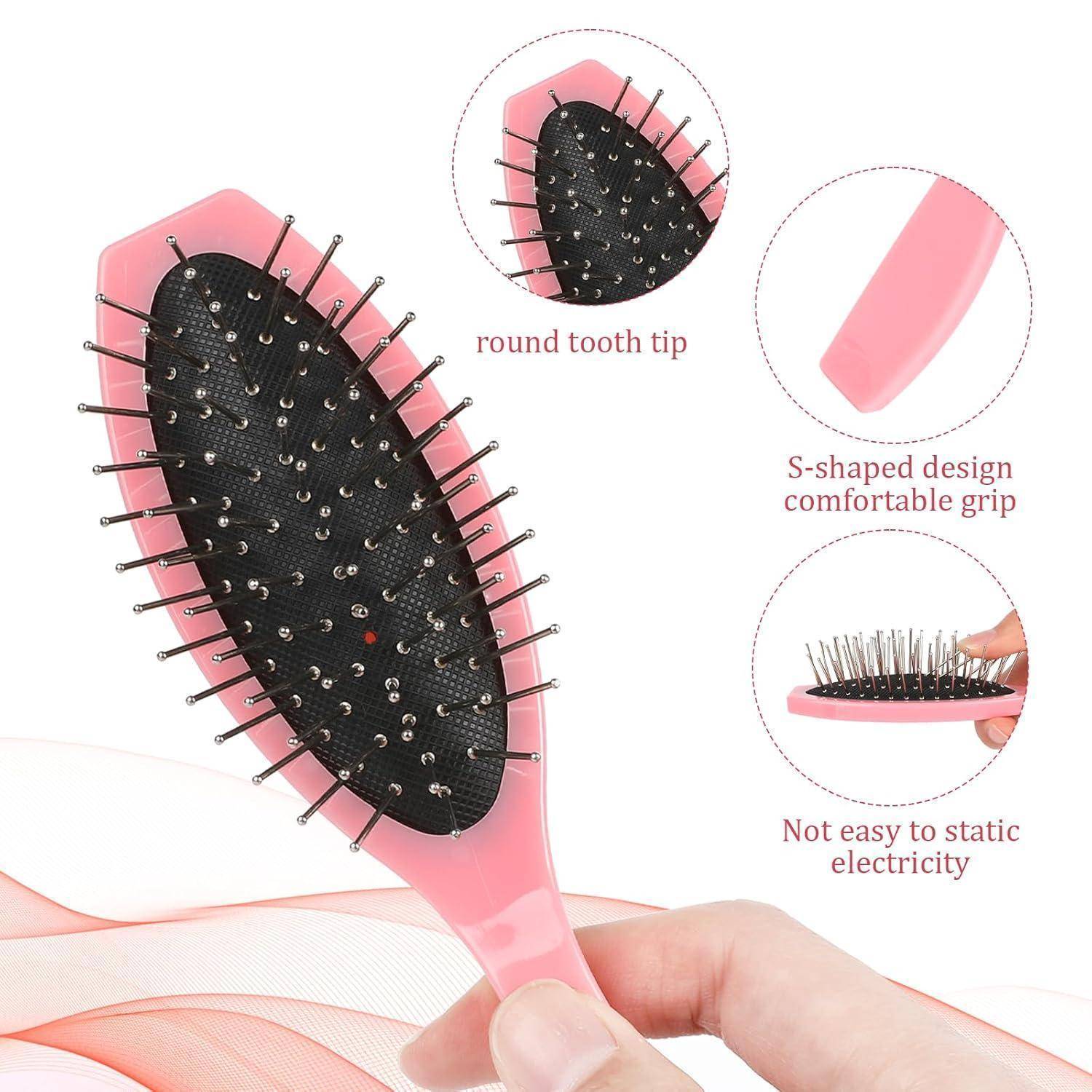 Eine Person hält eine pinke Haarbürste mit abgerundeten Zahnspitzen, einem S-förmigen ergonomischen Griff und Funktionen zur Reduzierung von statischer Elektrizität.