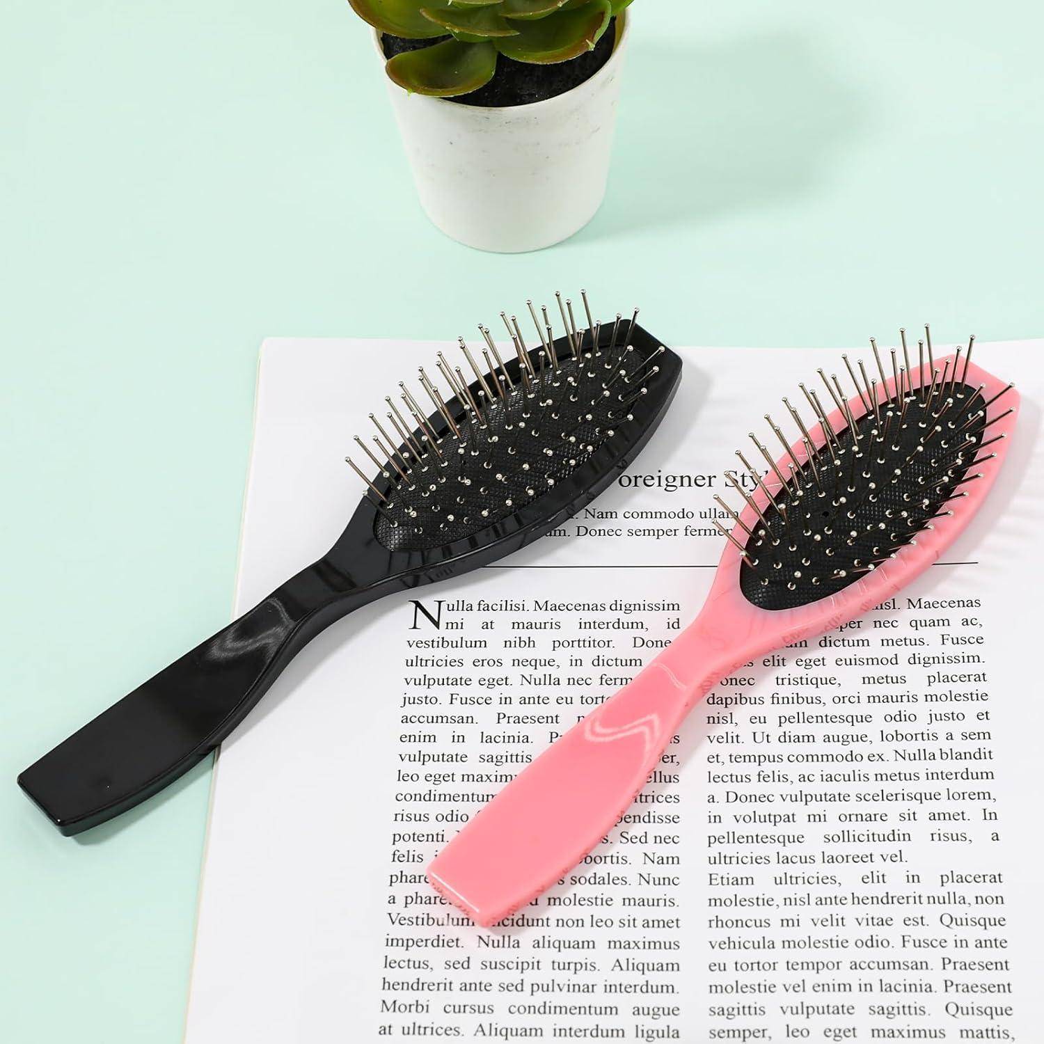 Zwei Haarбürsten, eine schwarze und eine rosa, mit Metallborsten, auf einem aufgeschlagenen Buch platziert. Eine kleine Topfpflanze befindet sich in der Nähe.