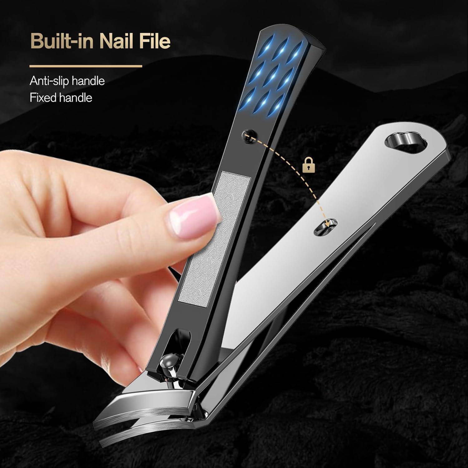 Eine Hand hält einen Nagelschneider aus Metall mit festem Griff und integrierter Nagelfeile. Der Nagelschneider verfügt über ein rutschfestes Design und einen Verriegelungsmechanismus.