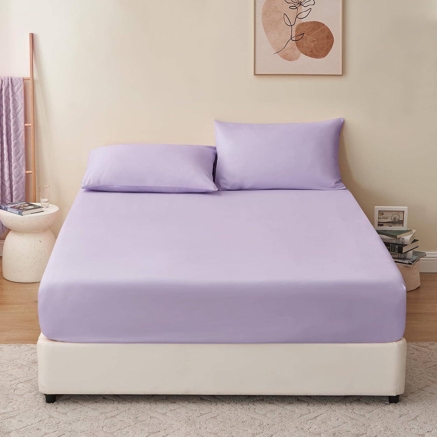 Ein ordentlich gemachtes Bett mit Fliederfarben Bettwäsche, zwei Kissen und einer minimalistischen Schlafzimmereinrichtung mit einem kleinen Nachttisch und einem gerahmten abstrakten Kunstwerk an der Wand.