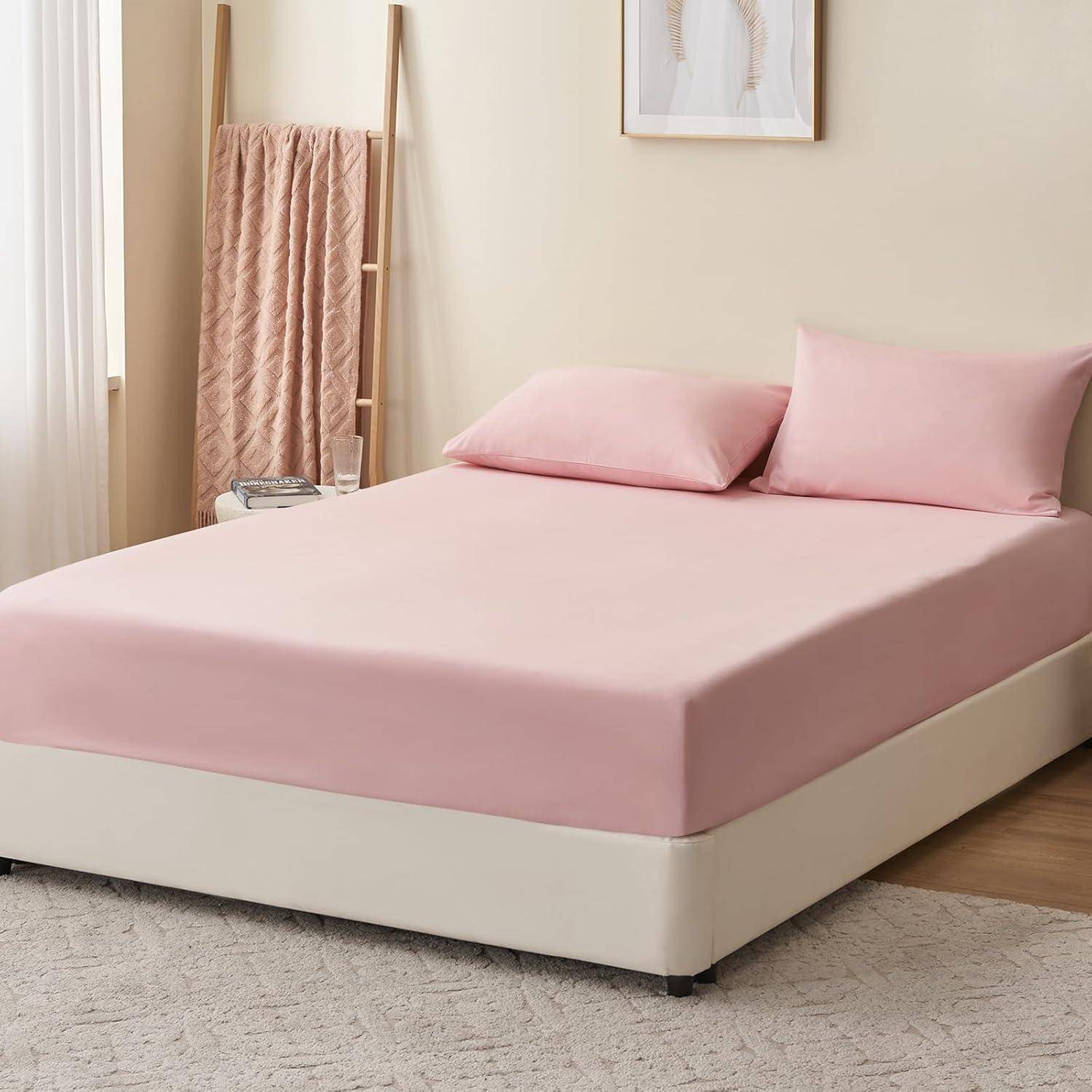 Ein ordentlich gemachtes Bett mit rosa Bettwäsche und zwei Kissen steht in einem hellen Raum, in den Sonnenlicht hereinfällt. Eine Leiter hält in der Nähe ein beiges Handtuch.