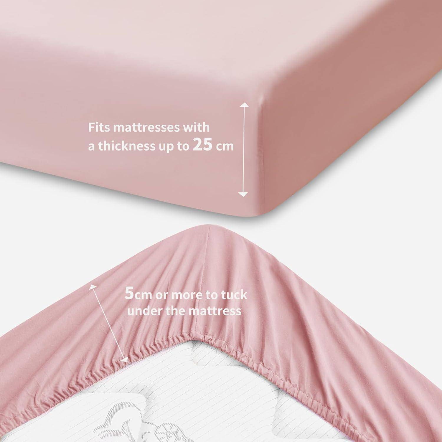 Rosa bezogenes Spannbetttuch, das auf einer Matratzenecke gezeigt wird. Der Text gibt an, dass es Matratzen bis zu 25 cm Dicke abdeckt und um 5 cm untergeschlagen werden kann.