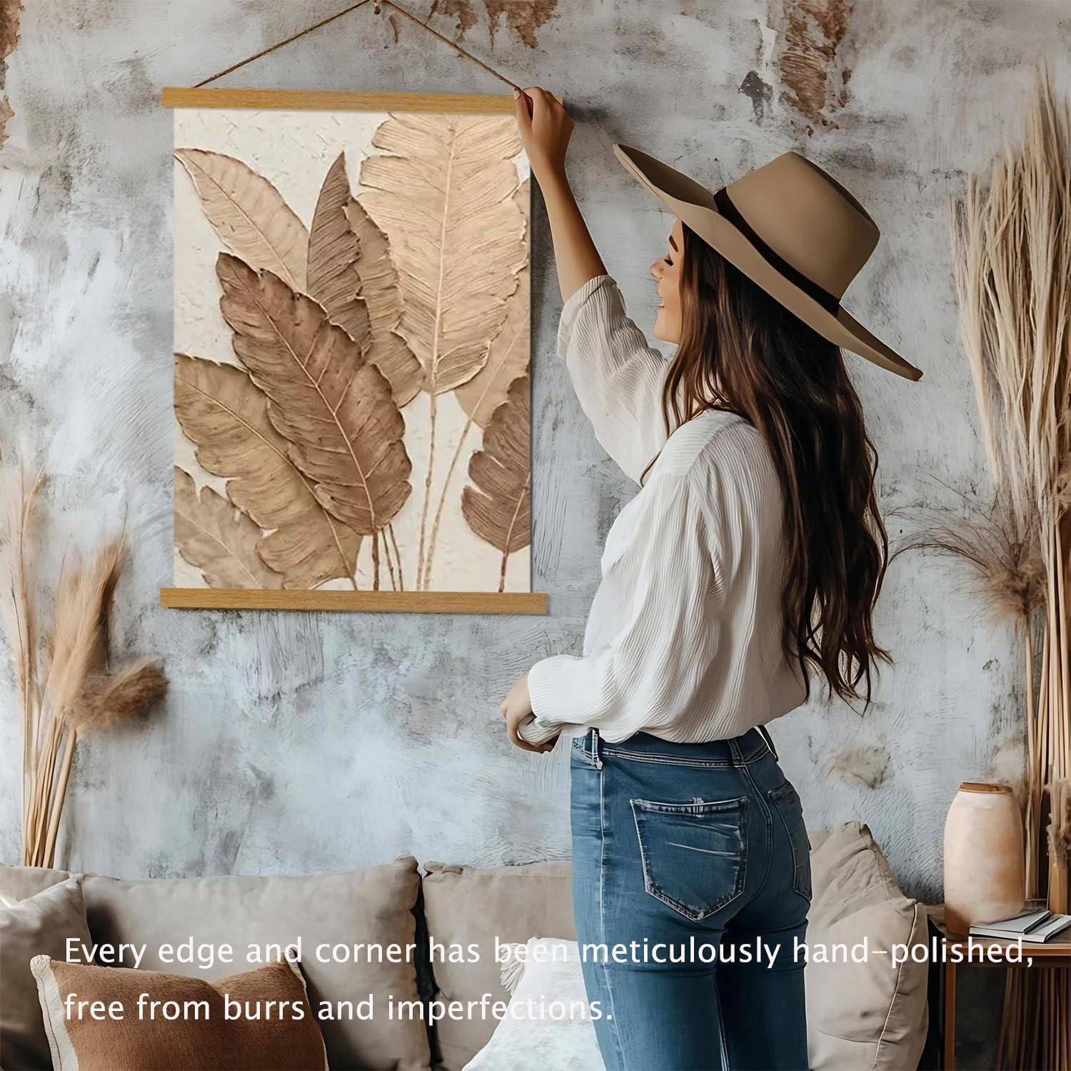 Eine Frau mit einem breiten Hut richtet einen Wandbehang mit großen, abstrakten Blättern aus. Der Text darunter liest: „Jede Kante und jede Ecke wurde akribisch von Hand poliert, frei von Graten und Unregelmäßigkeiten.