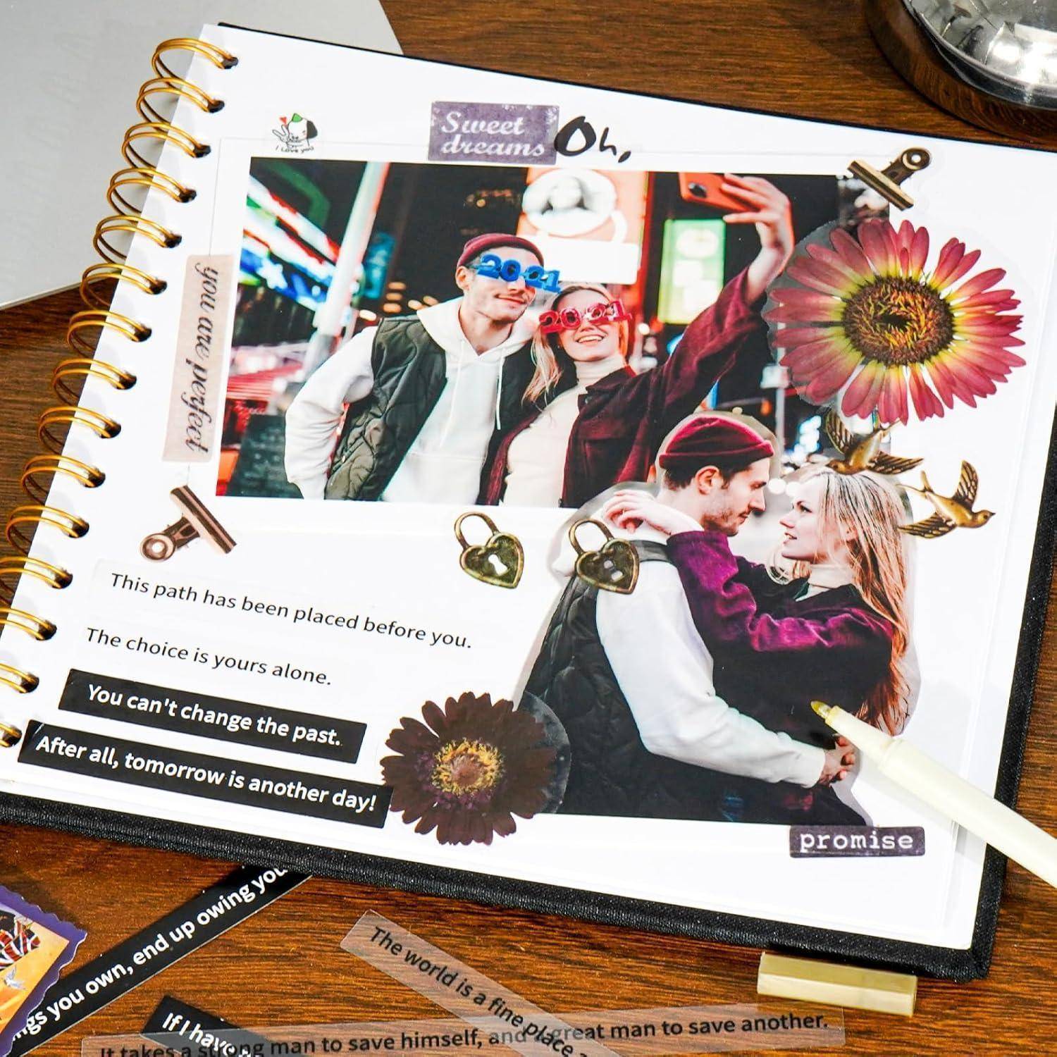 Eine Scrapbooking-Seite mit zwei Fotos eines sich umarmenden Paares, geschmückt mit Blumen und Texten wie „Süße Träume