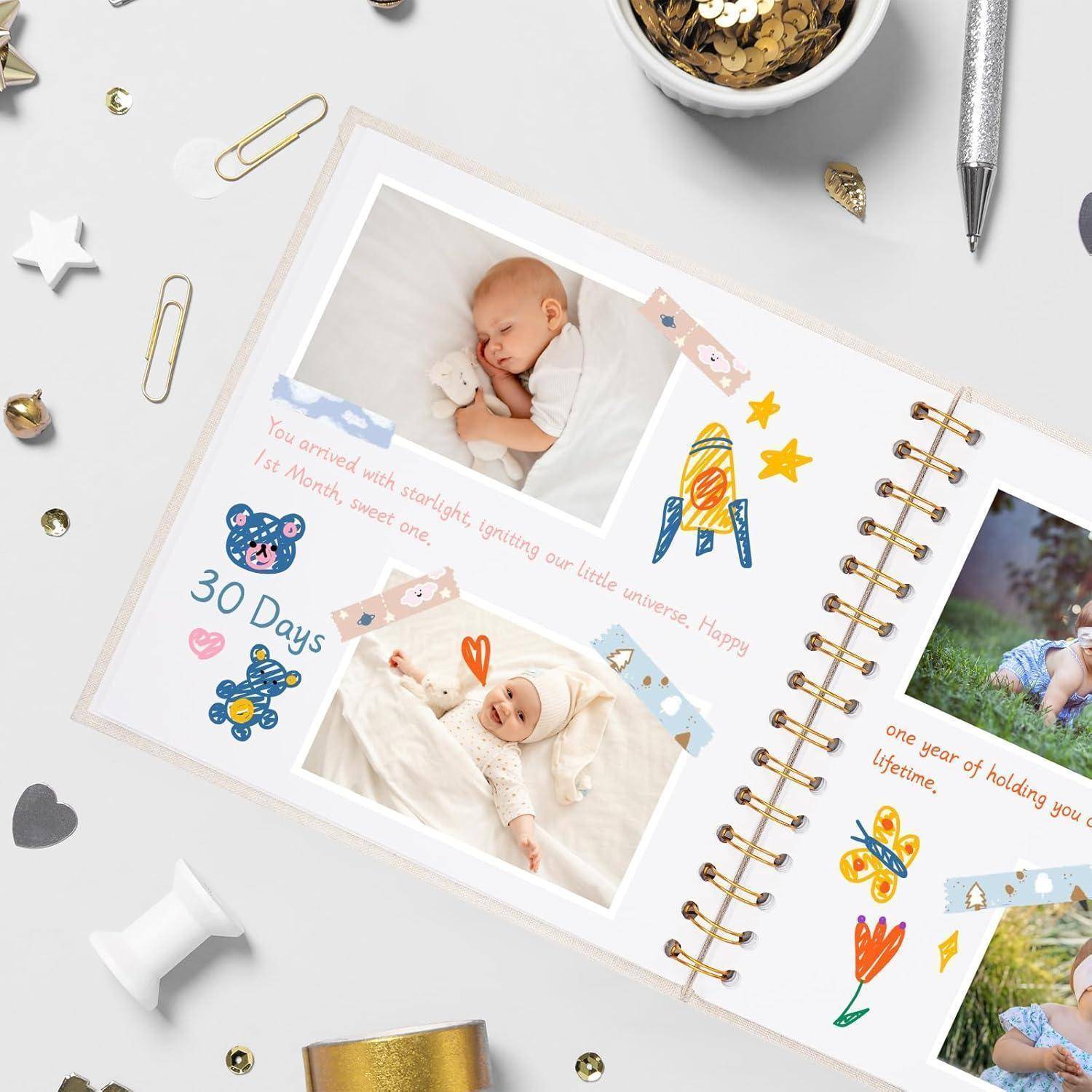 Eine Scrapbook-Seite zeigt Fotos des ersten Lebensmonats eines Babys mit dekorativen Elementen wie Raketen und Herzen. Der Text lautet „30 Tage