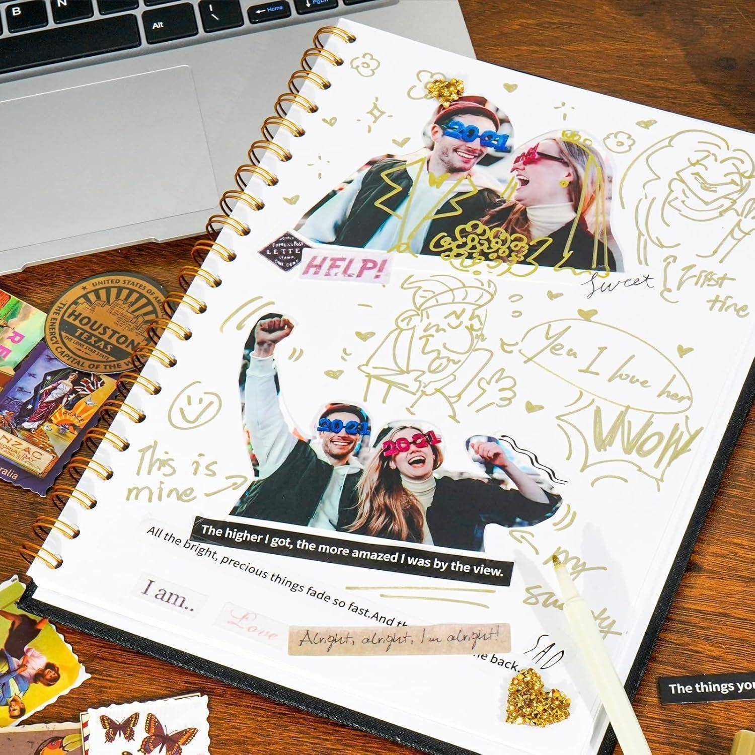 Eine Scrapbookseite mit Fotos von Menschen mit Sonnenbrillen, Doodles und handschriftlichen Notizen über Erinnerungen und Erlebnisse, die auf einer Oberfläche ausgelegt ist.