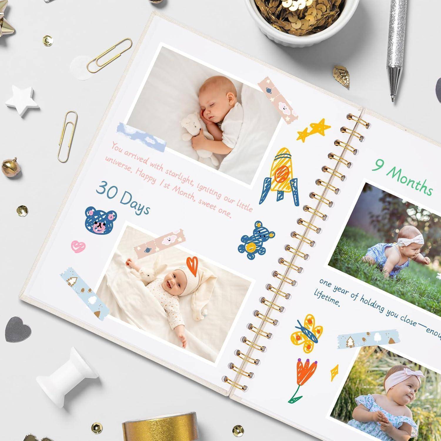 Eine Scrapbook-Seite mit Babyfotos, beschriftet mit '30 Tage' mit einem schlafenden und lächelnden Baby, und '9 Monate' mit einem Baby, das draußen sitzt. Bunte Dekorationen umgeben die Seite.
