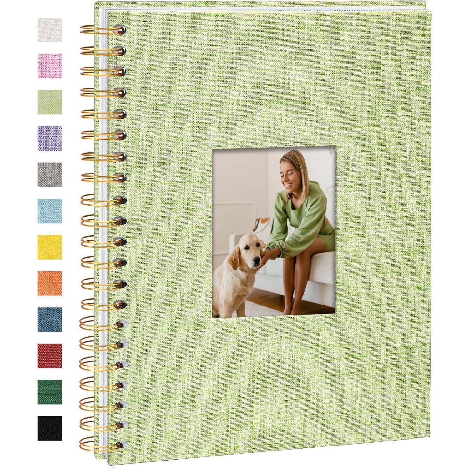 Ein Notizbuch mit einer grünen, strukturierten Umschlaghülle, auf der ein Foto einer Person zu sehen ist, die einen Hund streichelt. Farbmuster werden daneben präsentiert.
