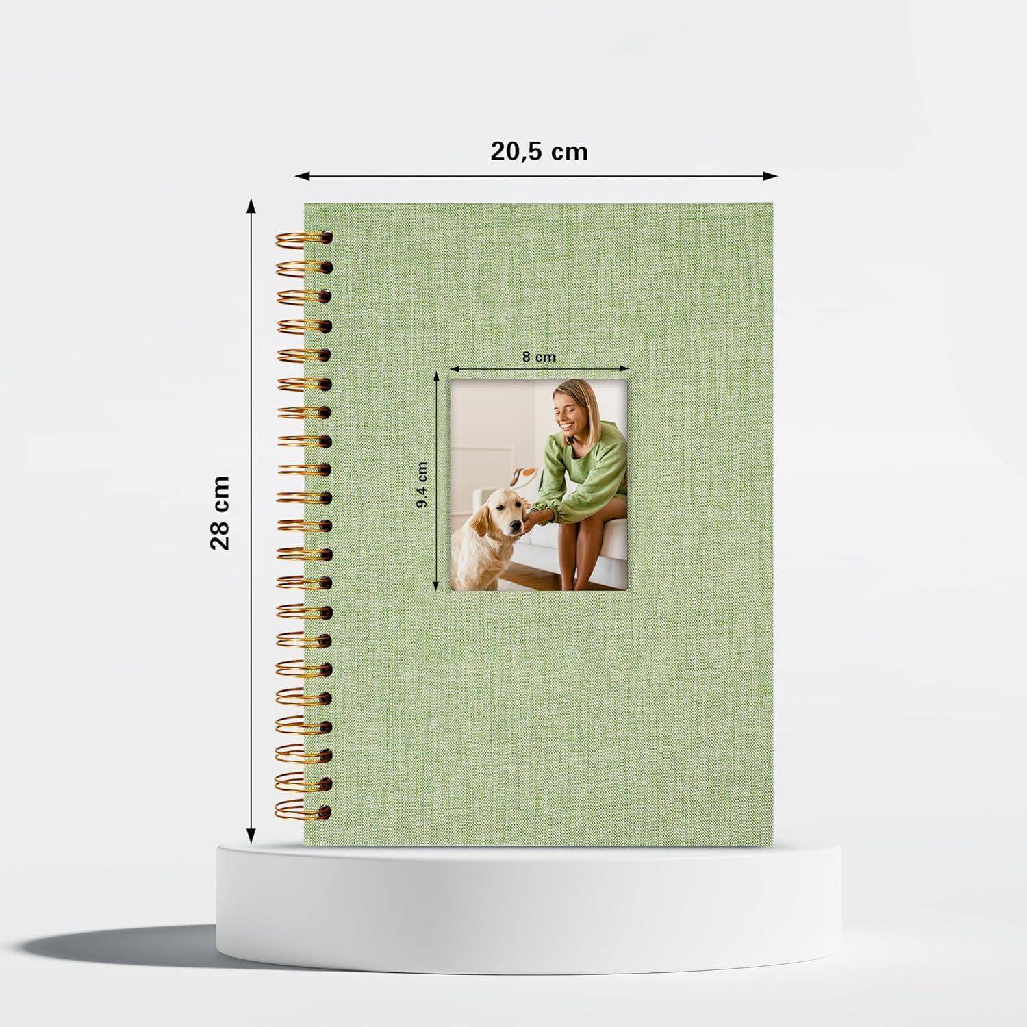 Ein spiralgebundenes Notizbuch mit einer grünen strukturierten Oberfläche, versehen mit einem 9x9 cm großen Foto einer Frau mit Hund. Notizbuchgröße: 20,5x28 cm.