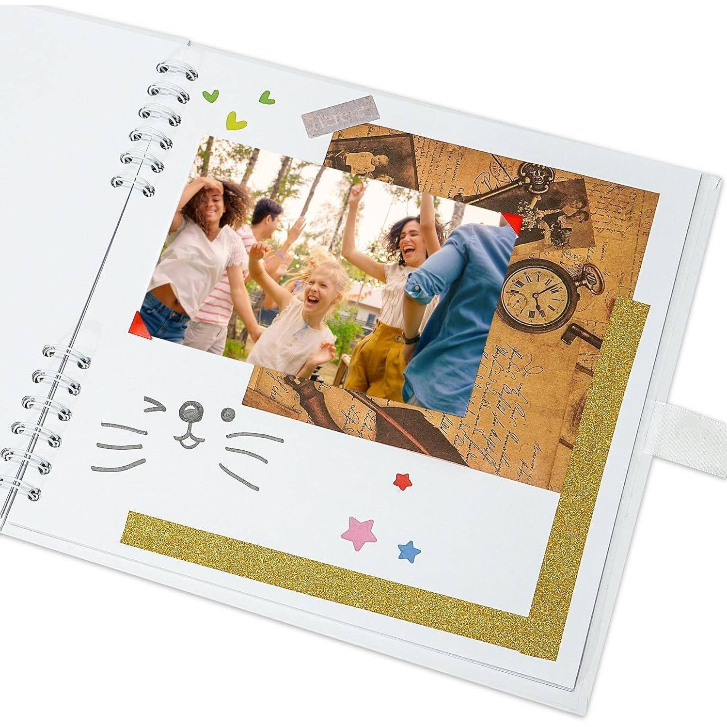 Ein offenes Fotoalbum zeigt ein Gruppenfoto von lachenden Menschen, umgeben von verspielten Designs, darunter eine Uhrenillustration und eine Katzenzeichnung.